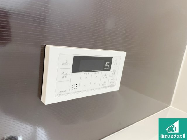 大津市錦織　新築一戸建ての発電・温水設備|給湯器リモコン（浴室側）省エネタイプの給湯器でお湯はり・追い炊き自由自在！お子様から高齢者の方まで、みんなが操作しやすいボタン配置です。