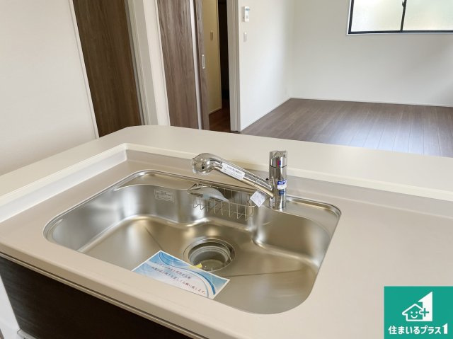 大津市錦織　新築一戸建ての設備|洗い物も楽にできる、広々シンク！