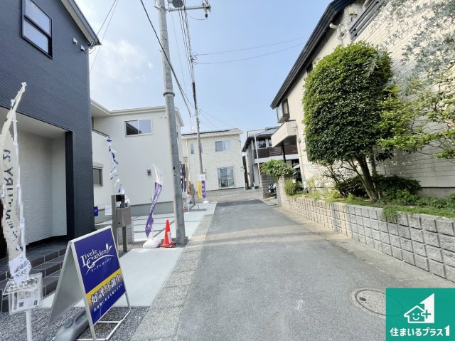 大津市錦織　新築一戸建ての前面道路含む現地写真|周辺は閑静な住宅街！前面道路広々で車の出し入れも便利です。駐車が苦手な方でも安心して車庫入れできます！