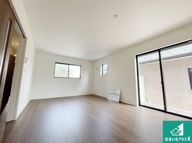 大津市錦織　新築一戸建ての居間・リビング|日当たり良好の明るいリビングで朝の目覚めもスッキリできそう！対面キッチンでご家族のコミュニケーションも自然と増える設計！小さなお子様が遊ぶスペースを作っても広々とくつろげるLDK！