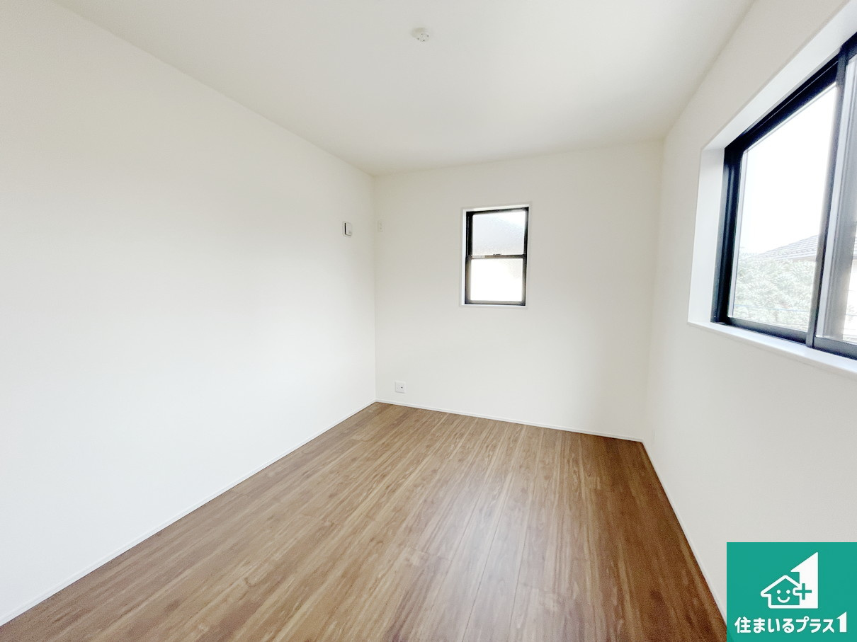 大津市錦織　新築一戸建ての洋室|シンプルな洋室は、自分好みのインテリアが楽しめます♪ご家族とインテリアや家具を選びに行くのは新築購入時の醍醐味の一つです。ぜひお楽しみください♪