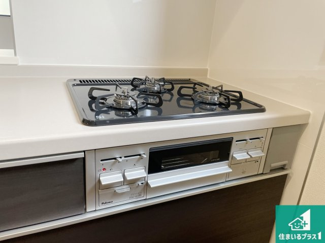 大津市錦織　新築一戸建ての設備|ダブル高火力Ｓｉセンサー付きコンロ！３口あるので、まとめて料理をする時も大活躍！