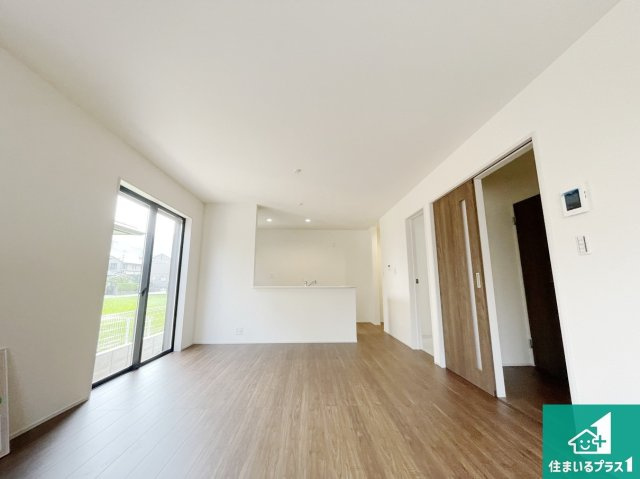 大津市錦織　新築一戸建ての居間・リビング|シンプルなリビングは、観葉植物等のインテリアを楽しめますね！パパ好みにも、ママ好みにも家具次第で雰囲気を変えることができます！