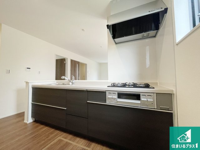 大津市錦織　新築一戸建てのキッチン|リビングと統一感があり、使い勝手のいいキッチン。広々としているので、二人並んで作業が出来ちゃいます。お子様と一緒に色々なお料理に挑戦できるスペースがあります。