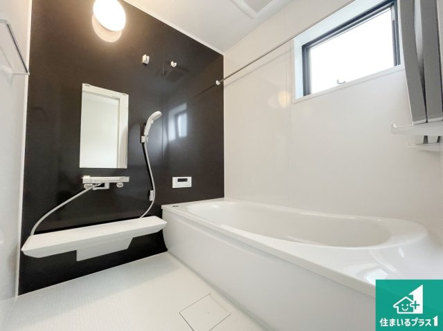 大津市錦織　新築一戸建ての浴室|足をゆったり伸ばして寛げる浴槽です。窓が設けられていますので差し込む光が明るく穏やかな雰囲気にしてくれます♪浴室乾燥機も設置しているので、雨の日の洗濯物も安心です♪