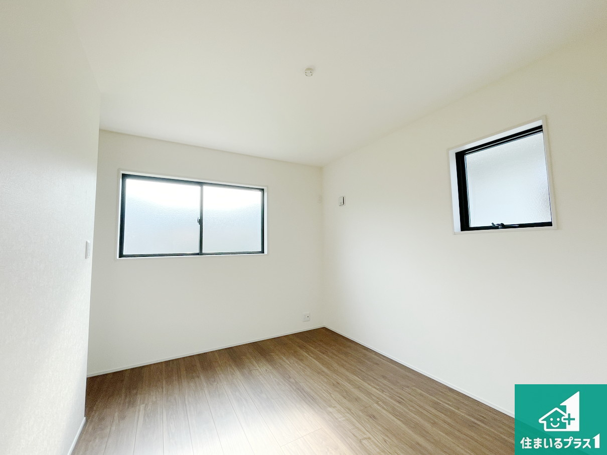 大津市錦織　新築一戸建ての洋室|シンプルな洋室は、自分好みのインテリアが楽しめます♪ご家族とインテリアや家具を選びに行くのは新築購入時の醍醐味の一つです。ぜひお楽しみください♪