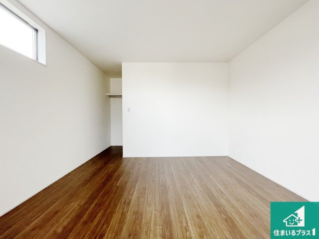 大津市錦織　新築一戸建ての洋室|シンプルな洋室は、自分好みのインテリアが楽しめます♪ご家族とインテリアや家具を選びに行くのは新築購入時の醍醐味の一つです。ぜひお楽しみください♪