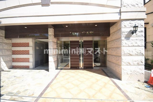 ラグゼ弁天町のエントランス