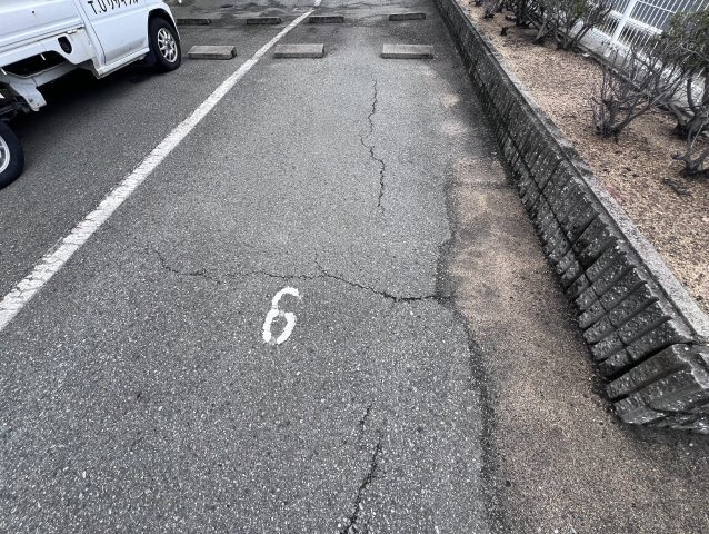 明石市大久保町江井島の賃貸マンションの駐車場