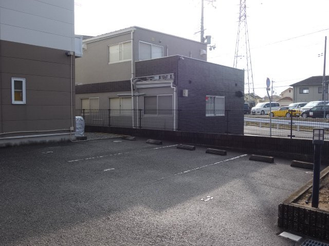 レオパレスリスペクトの駐車場