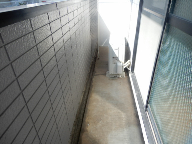 明石市魚住町住吉３丁目のアパートのバルコニー