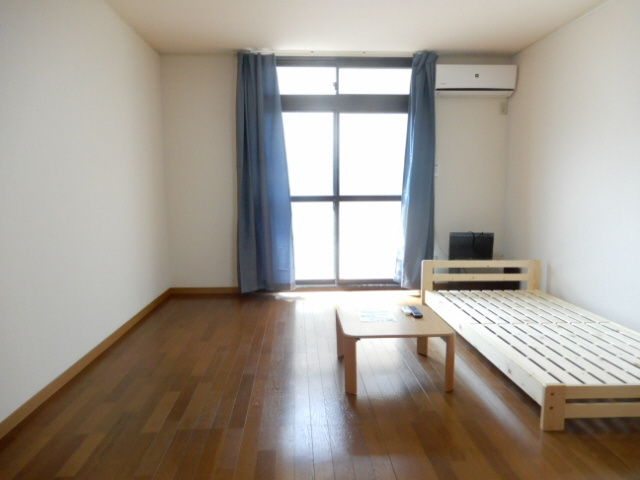 明石市魚住町住吉３丁目のアパートの居間・リビング