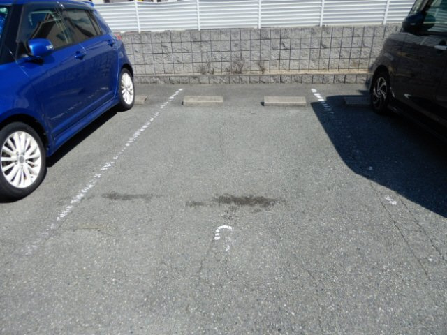 レオパレスボンヌ・シャンスの駐車場