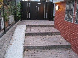 レオパレスロックヒルズ竜が岡のエントランス