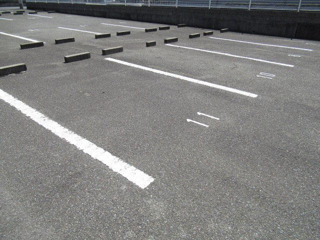 神戸市西区竜が岡２丁目の賃貸マンションの駐車場