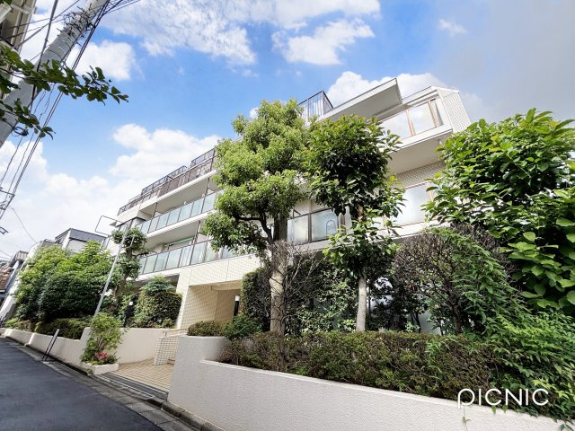 グリーンパーク上板橋の外観|上板橋北口商店街に面する好立地に建つマンションです♪
