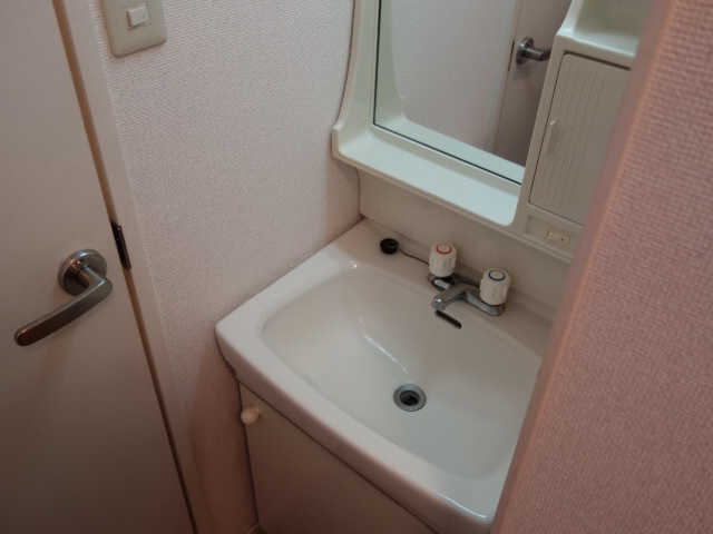 レオパレスセラフⅡのキッチン|３口コンロ付き