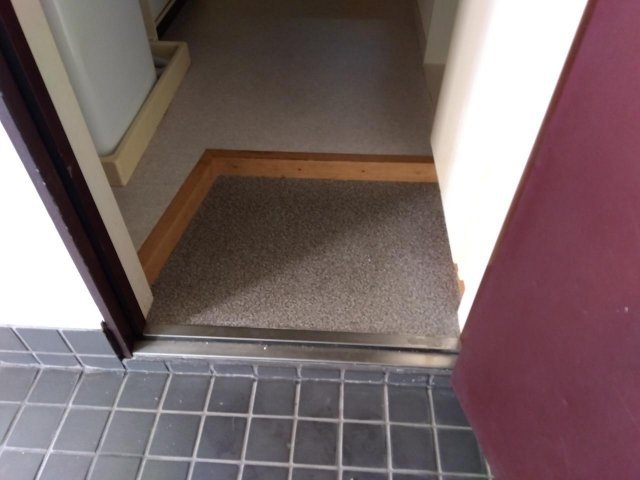 レオパレス松田の玄関