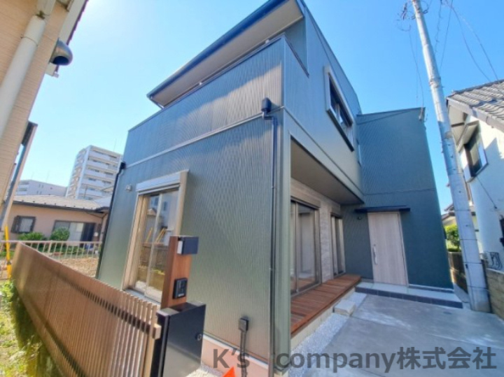 ■海老名市中野2丁目　新築戸建の外観|耐久性・断熱性の高いガルバリウム鋼板を採用しています♪