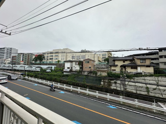 【展望】 | 洋室5.2帖のお部屋からの眺望です♪目の前は道路になっていて視界を遮る建物がありません☆窓は防音効果がある二重サッシになっています！