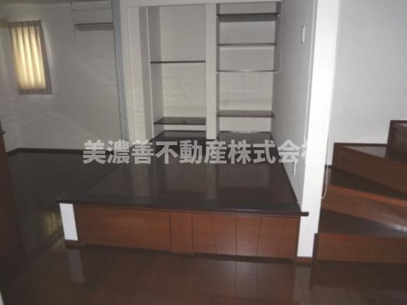 ６４０４５　岐阜市本荘町中古戸建ての居間・リビング