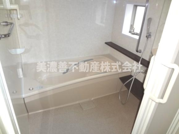 ６４０４５　岐阜市本荘町中古戸建ての浴室