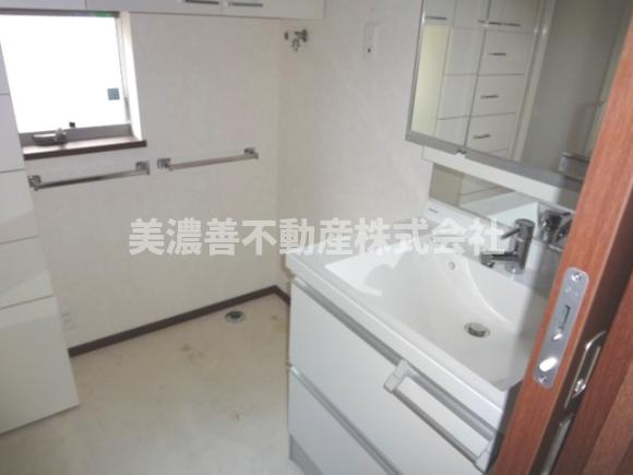 ６４０４５　岐阜市本荘町中古戸建ての独立洗面台