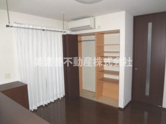 ６４０４５　岐阜市本荘町中古戸建ての洋室