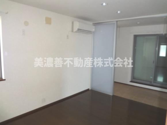 ６４０４５　岐阜市本荘町中古戸建ての洋室