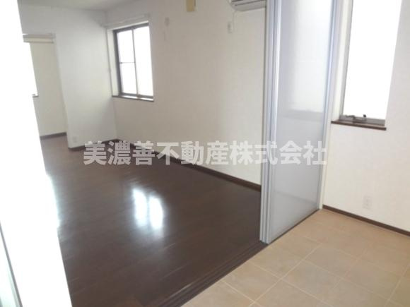 ６４０４５　岐阜市本荘町中古戸建ての洋室