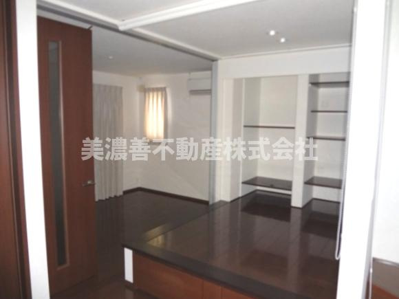 ６４０４５　岐阜市本荘町中古戸建ての居間・リビング