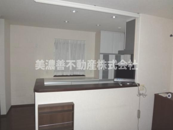 ６４０４５　岐阜市本荘町中古戸建ての居間・リビング