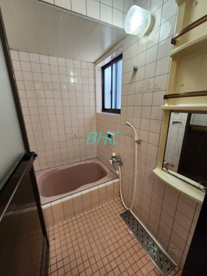 【浴室】 | 一里山６丁目 | 一日の疲れを癒すバスルームは、心地よいリラックスを叶える清潔感溢れる美しい空間です。