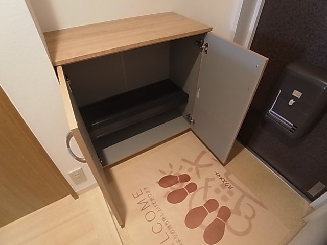 神戸市兵庫区松本通６丁目の賃貸マンションの玄関|シューズボックス付き