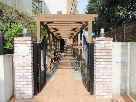 ハローレジデンス東大前のエントランス|建物の内部です