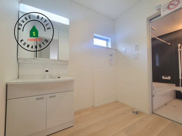 熊本市北区弓削6丁目第1-4棟(2号棟)の脱衣所|ゆとりの洗面スペースで朝の身支度もスムーズに。暮らしを快適に変えるシャワー付洗面台です！