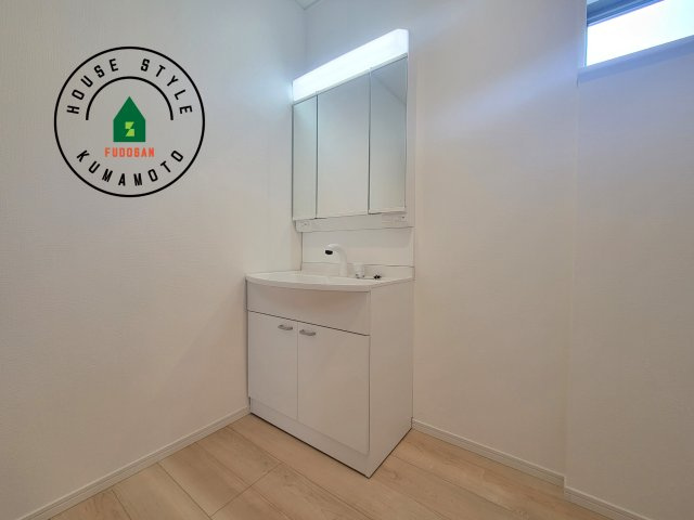 熊本市北区弓削6丁目第1-4棟(2号棟)の独立洗面台|毎日使うものだから清潔な空間を保ちたい水回り。洗面にはそんな願いを解消させてくれる収納アイデアが満載です。三面鏡の裏側にはキャビネットが現れ小物から背の高い物まで収納できます。