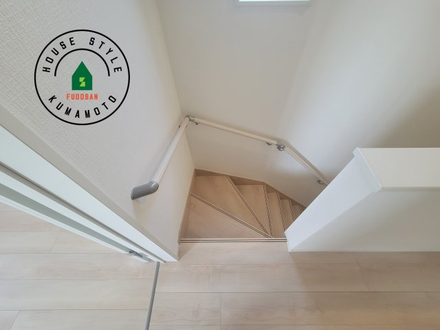 熊本市北区弓削6丁目第1-4棟(2号棟)の内装|＜手すり付階段＞手すりがないと階段の昇り降りで危険なことはもちろん、壁に手をつきながら歩くことで壁紙が汚れやすくなります。すべての方に快適に昇り降りしていただくため、手すりを設置しました。