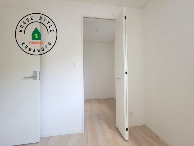 熊本市北区弓削6丁目第1-4棟(2号棟)の収納|洋服や大きな荷物が多い方や人数の多いご家族などは、一般的なクローゼットよりもウォークインクローゼットのほうが使い勝手が良いです。