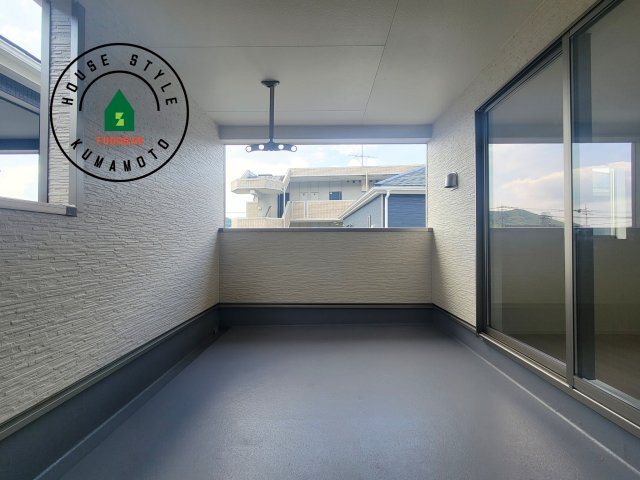 熊本市北区弓削6丁目第1-4棟(2号棟)のバルコニー|風をしっかりと感じられるバルコニーでは、毎日が洗濯日和です。広々としているので洗濯も楽しくなるでしょうし、気分転換にバルコニーからの眺めを楽しむのもいいでしょう。