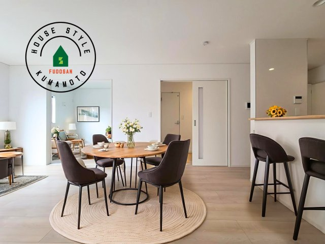 熊本市北区弓削6丁目第1-4棟(2号棟)の居間・リビング|明るく開放的なリビングダイニングは豊かな陽光が注ぎ込み、やすらぎの空間を演出してくれます。ご家族で楽しいひとときをお過ごし下さい。※家具はCGを合成したものです。