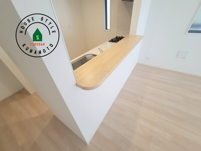 熊本市北区弓削6丁目第1-4棟(2号棟)のダイニング|キッチンから立ち込める香りが今日の料理を期待させます。