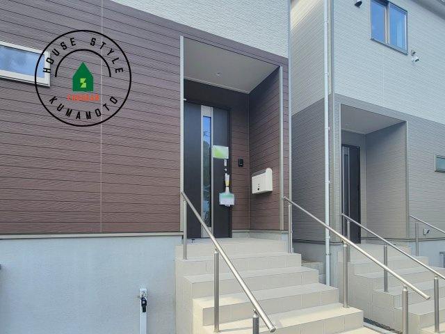 熊本市北区弓削6丁目第1-4棟(2号棟)の玄関|おでかけの時も帰った時も、「我が家」を最初に感じでもらえる素敵な空間に。