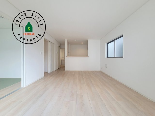 熊本市北区弓削6丁目第1-4棟(2号棟)の居間・リビング|キッチンからリビングをしっかり確認できます。家族の笑顔があふれる空間になりそうですね。