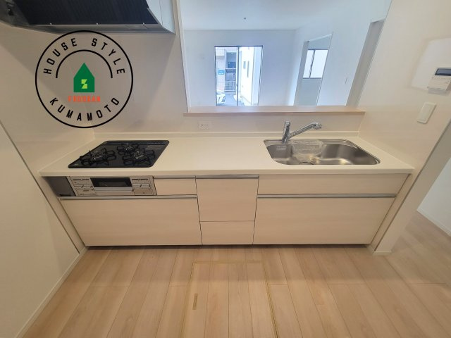 熊本市北区弓削6丁目第1-4棟(2号棟)のキッチン|ご家族を近くに感じられる対面キッチンのLDK。会話もはずみそうですね。