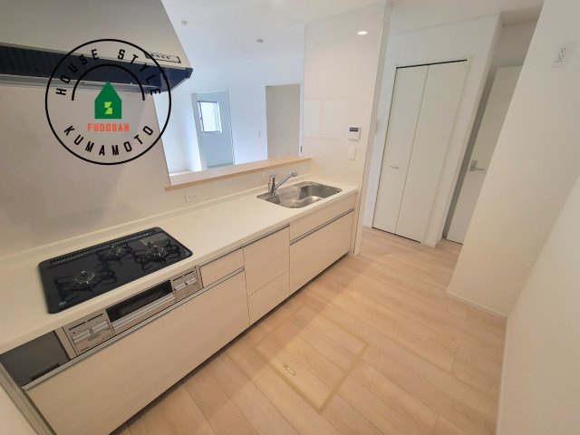 熊本市北区弓削6丁目第1-4棟(2号棟)のキッチン|ダイニングテーブルへの配膳がラクラク、お料理はかどるカウンター付きシステムキッチン！