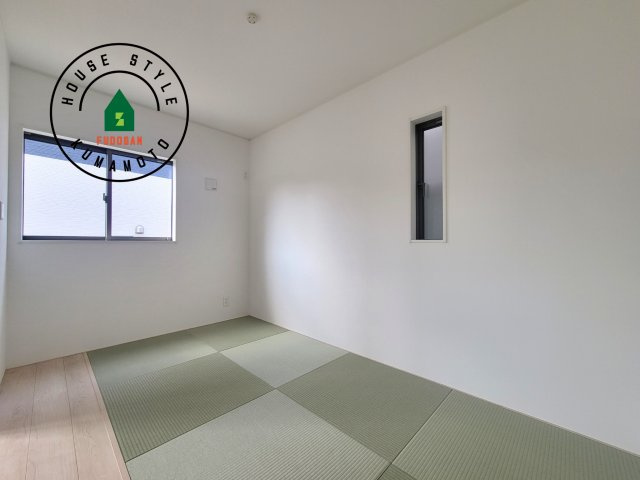 熊本市北区弓削6丁目第1-4棟(2号棟)の和室|和室を上手に活用すると暮らし方の幅が広がります。例えば普段は開け放して、子供の小さいうちはお昼寝や遊びのスペースに。畳はソフトなので転んでもケガをしにくく安心です