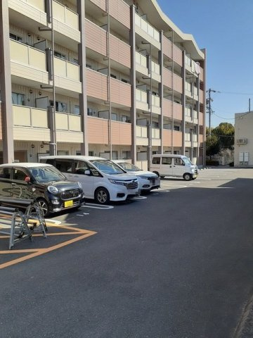 サンミリューの駐車場