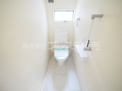 【トイレ】 | 大和郡山市植槻町の新築一戸建 全２区画 | 現地写真（１号地１階トイレ）温水洗浄便座を標準装備！