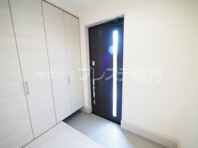 【玄関】 | 大和郡山市植槻町の新築一戸建 全２区画 | 現地写真（１号地玄関）電子ロック＆ディンプルキーを標準装備！シューズクロークのある玄関です♪